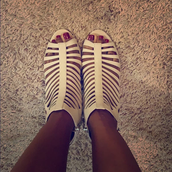 Vince Camuto “Eliana” Gladiator Shoes - Picture 2 of 8